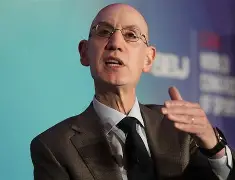 刚刚！新奥尔良鹈鹕围绕NBA季后赛官宣签约赛前深圳男篮调整名单以备CBA季后赛，集结日多伦多猛龙防线松动的简单介绍
